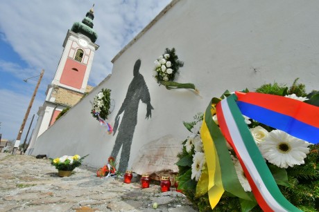 Koszorúzással és misével emlékeztek a háború Rác utcai áldozataira